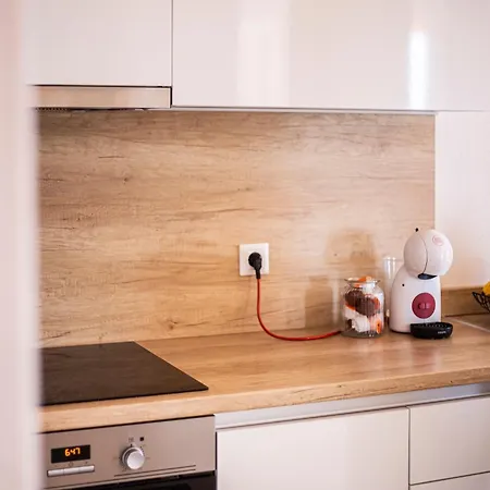 Emilija * Μακάρσκα